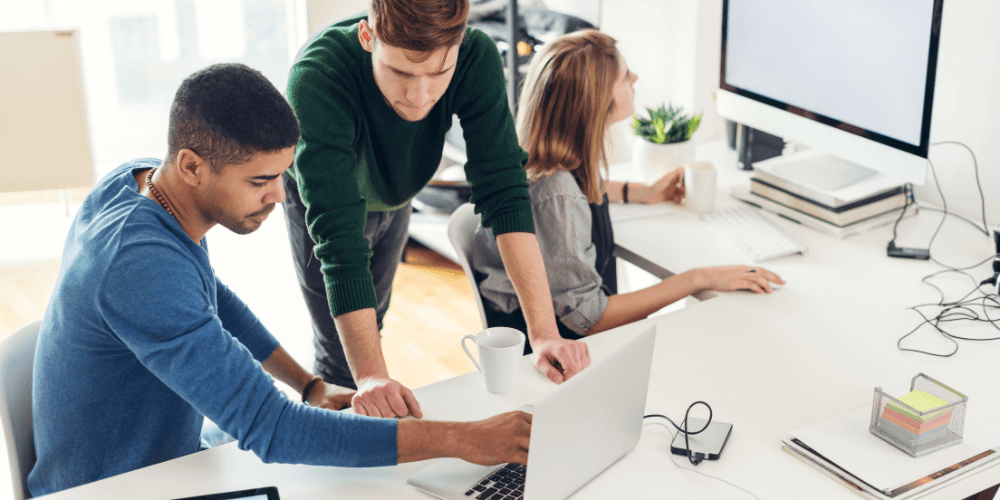 menschen-die-an-einem-produkt-entwicklungs-projekt